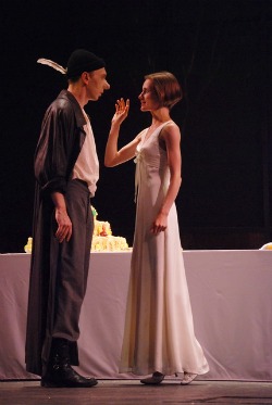 Artiom Evgenievich Kuzin (Cyrano de Bergerac) et Anastasia Sergeevna Beskrovnaya (Roxane) © www.tuz-saratov.ru